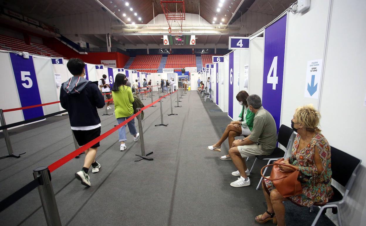 La revacunación de los sexagenarios y los sanitarios de Osakidetza arranca el lunes