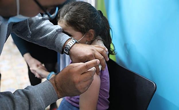La autorización de la vacuna infantil llega con Euskadi en los mil contagios diarios