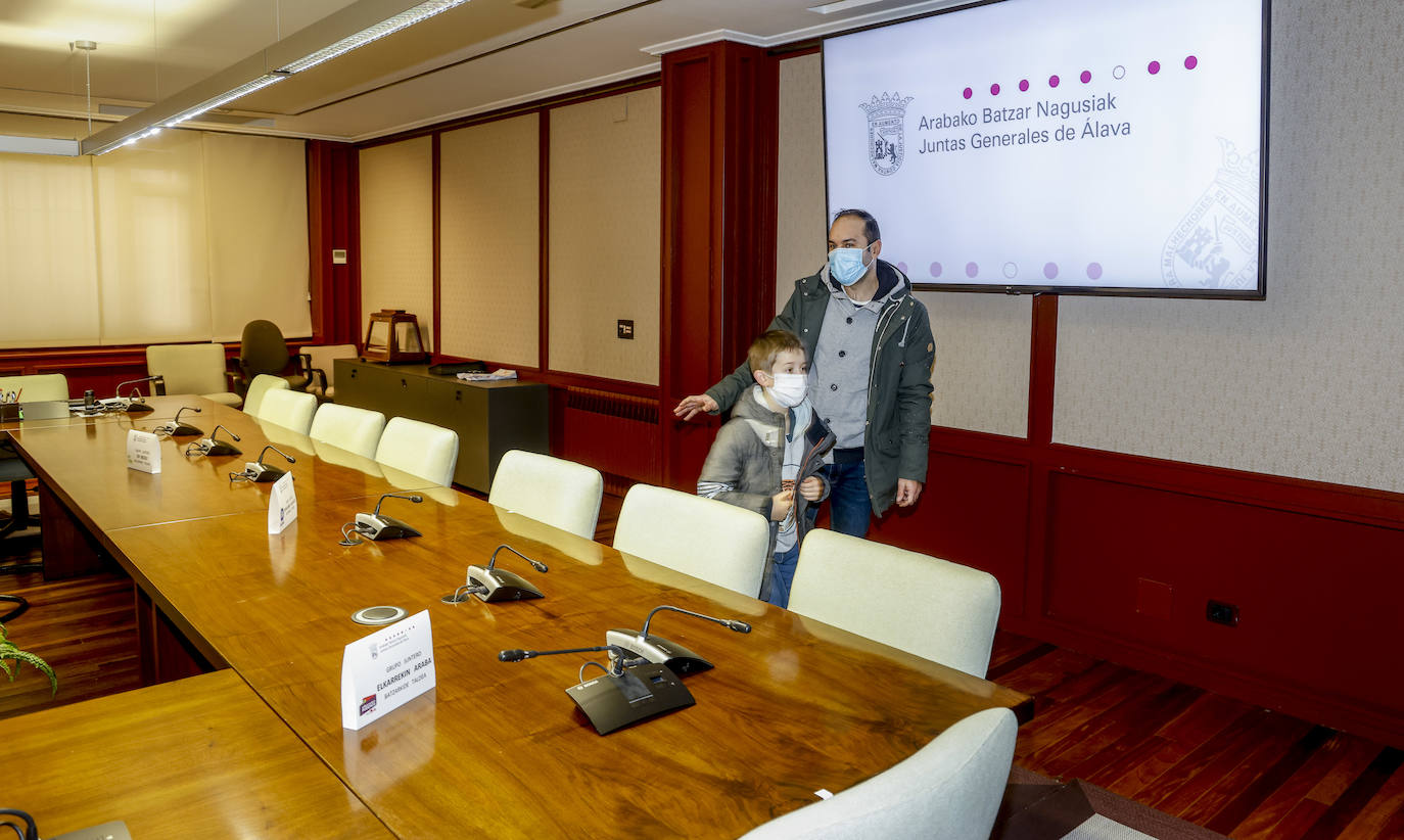 Fotos: Las Juntas Generales abren sus puertas sin rendijas para el virus