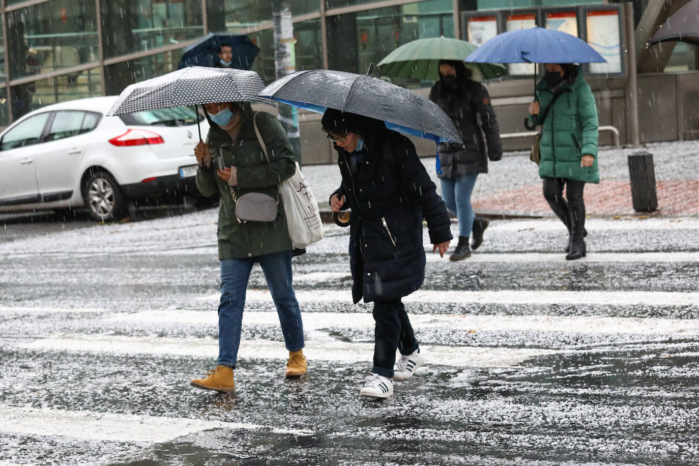 Los vecinos de Bilbao se han visto sorprendidos por granizadas a lo largo de todo el día. 