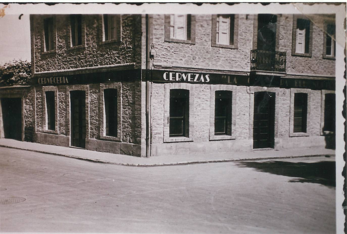 En este edificio de Cercas Bajas con Beato Tomás de Zumárraga se fabricaba cerveza y se distribuían los barriles en carros de caballos