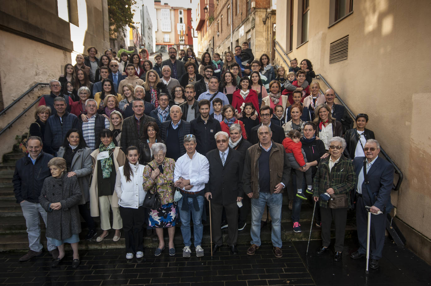 En esta fotografia hay casi un centenar de descencientes de Roman Knörr Streiff.