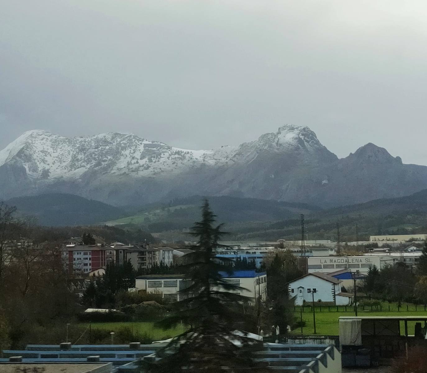 Las montañas más altas de Bizkaia se han cubierto de blanco. 