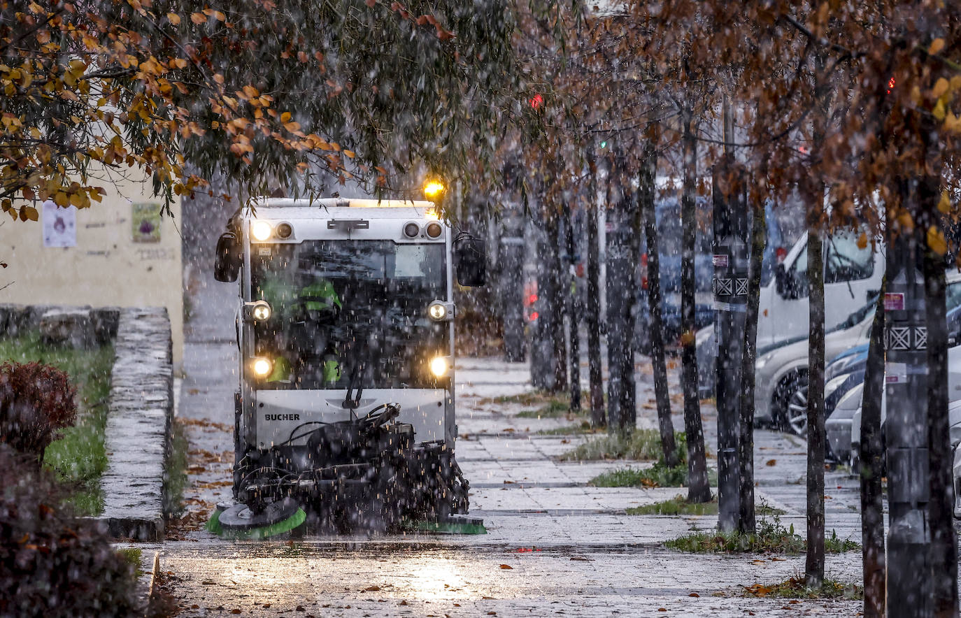 Fotos: Los primeros copos de nieve caen sobre Vitoria