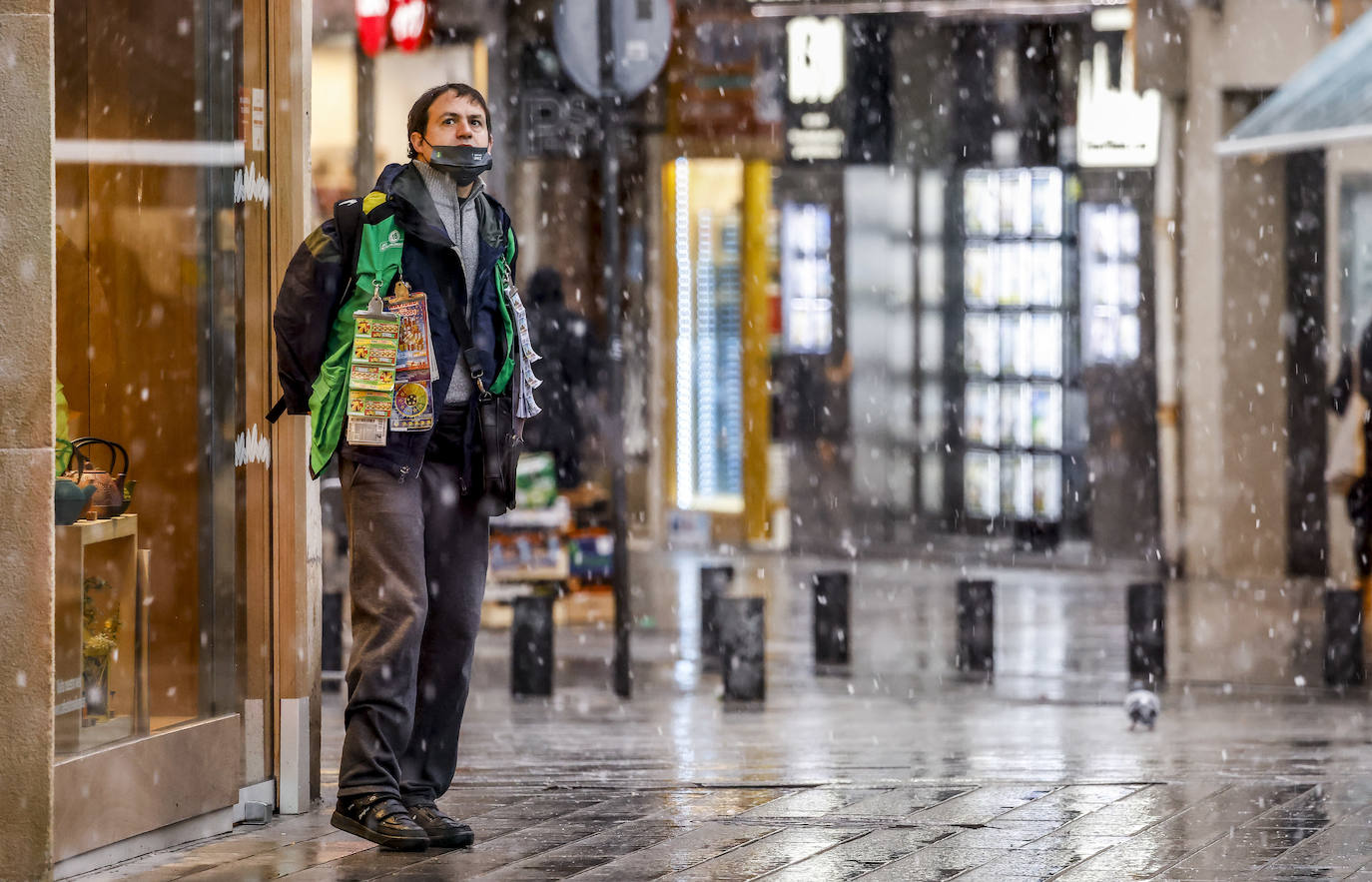 Fotos: Los primeros copos de nieve caen sobre Vitoria