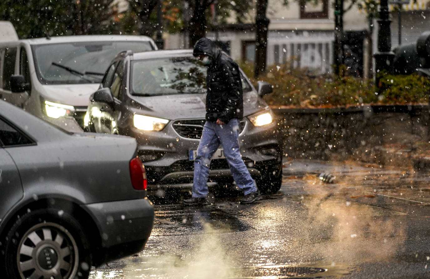 Fotos: Los primeros copos de nieve caen sobre Vitoria