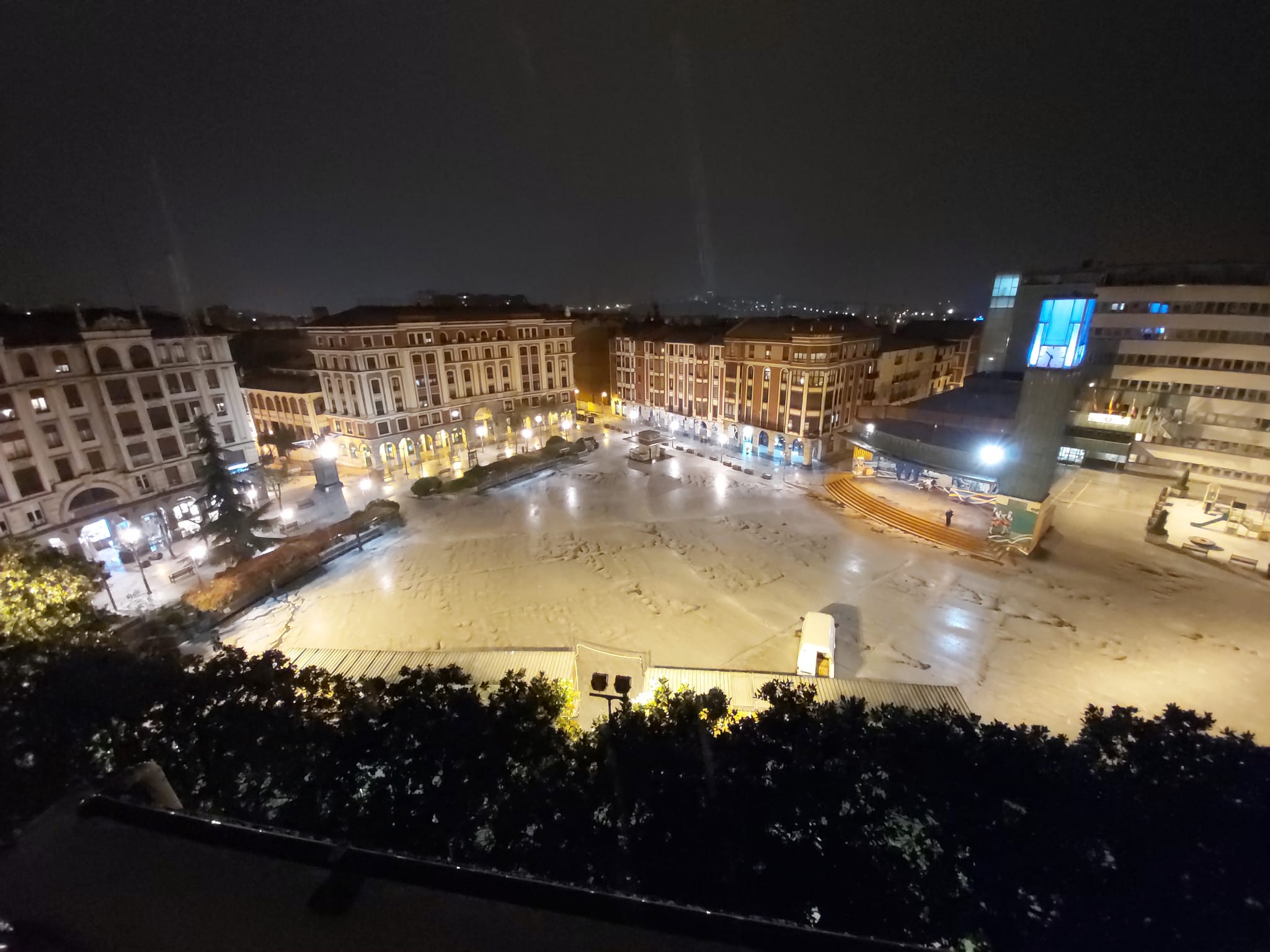 La Herriko Plaza de Barakaldo cubierta de blanco.