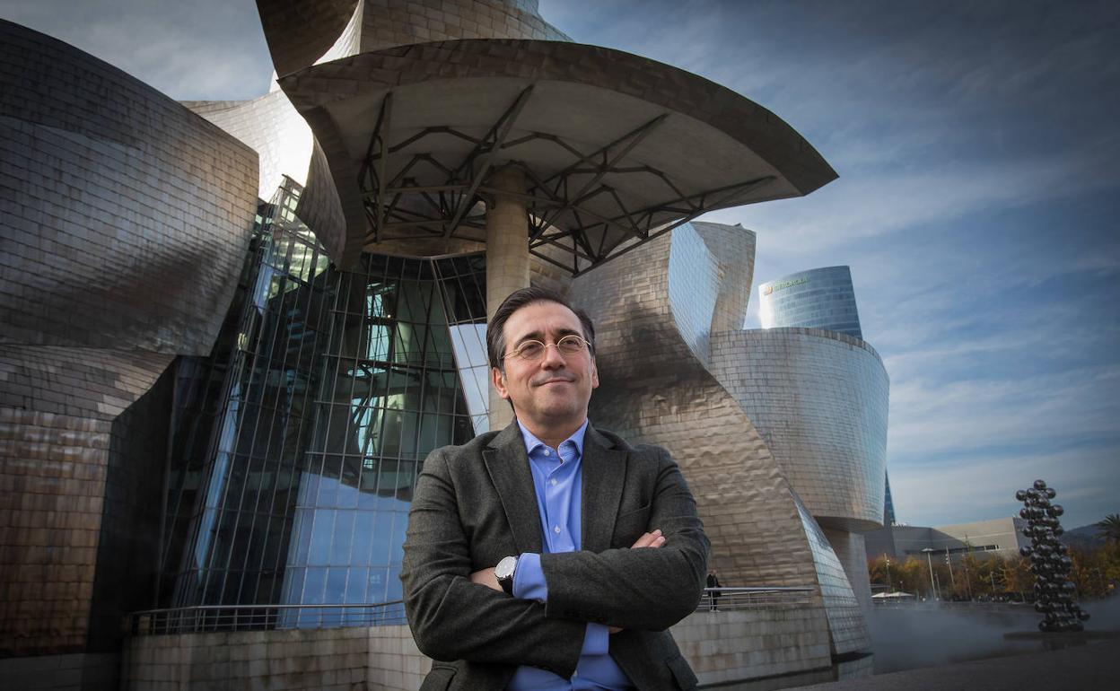 Albares posa frente al Museo Guggenheim en una reciente visita a Bilbao. 