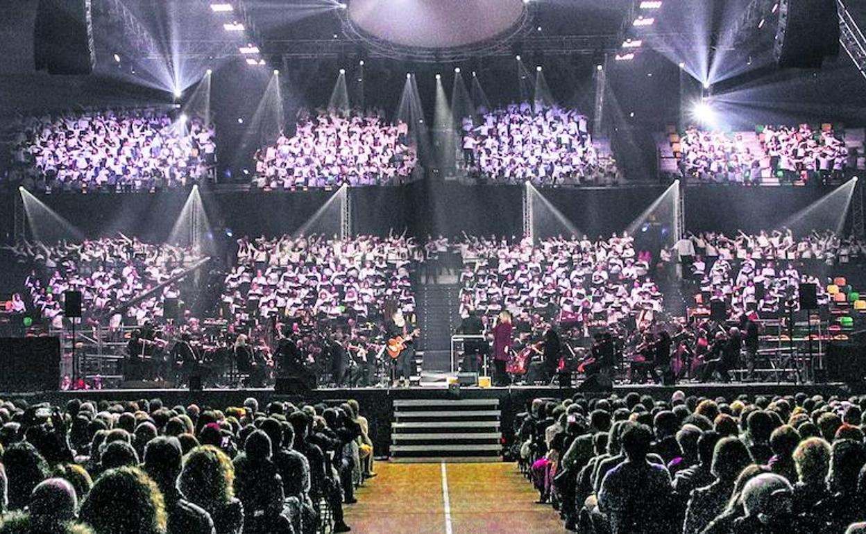 Los coros se desplegaron en las gradas del Bilbao Arena alrededor del escenario, donde reinaba la BOS, en un espectáculo que cuidó los efectos de luz.