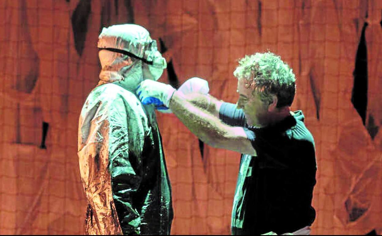 Miguel de Lira pone un buzo a otro actor en una de las escenas de la obra que llega hoy a Santurtzi. 