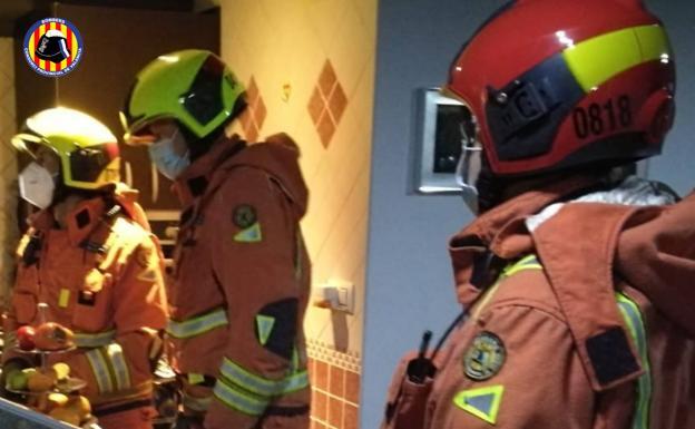 Bomberos entran en la vivienda de Catarroja, en Valencia. 