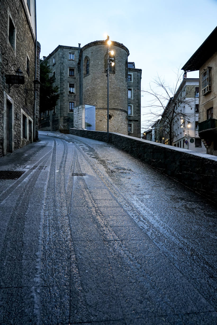 Fotos: La nieve complica el domingo en Vitoria y Álava