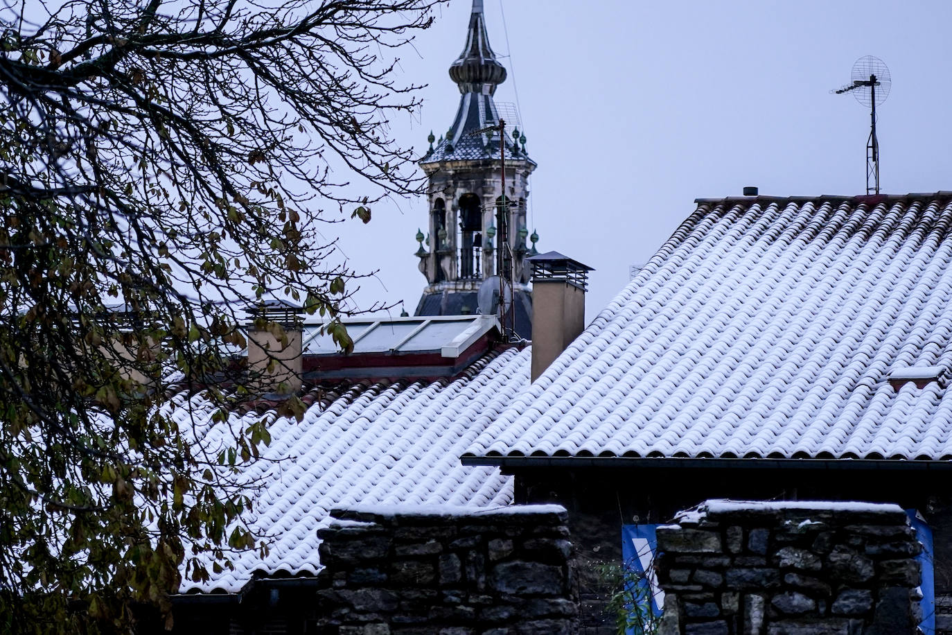 Fotos: La nieve complica el domingo en Vitoria y Álava