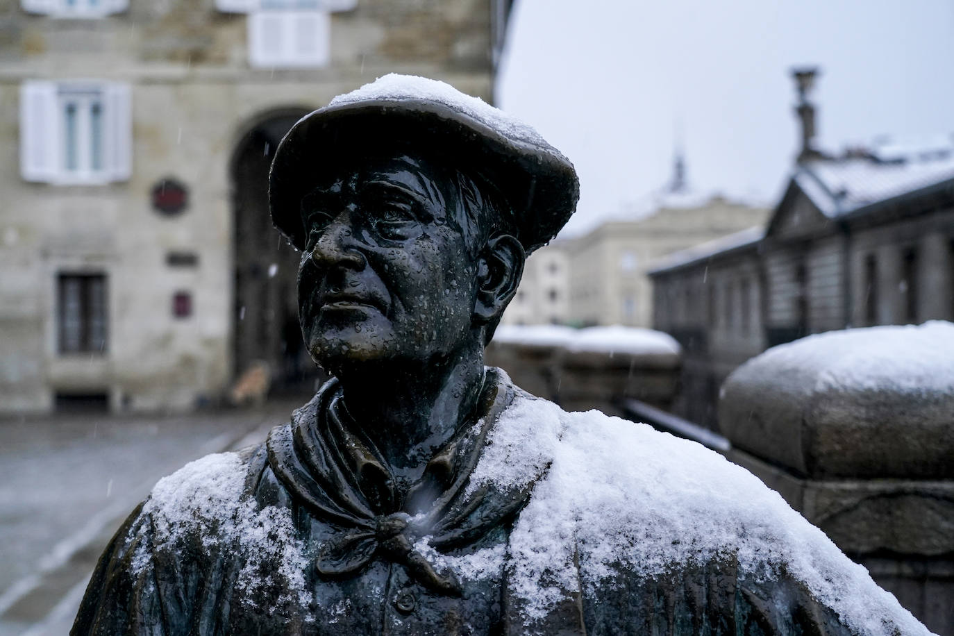 Fotos: La nieve complica el domingo en Vitoria y Álava