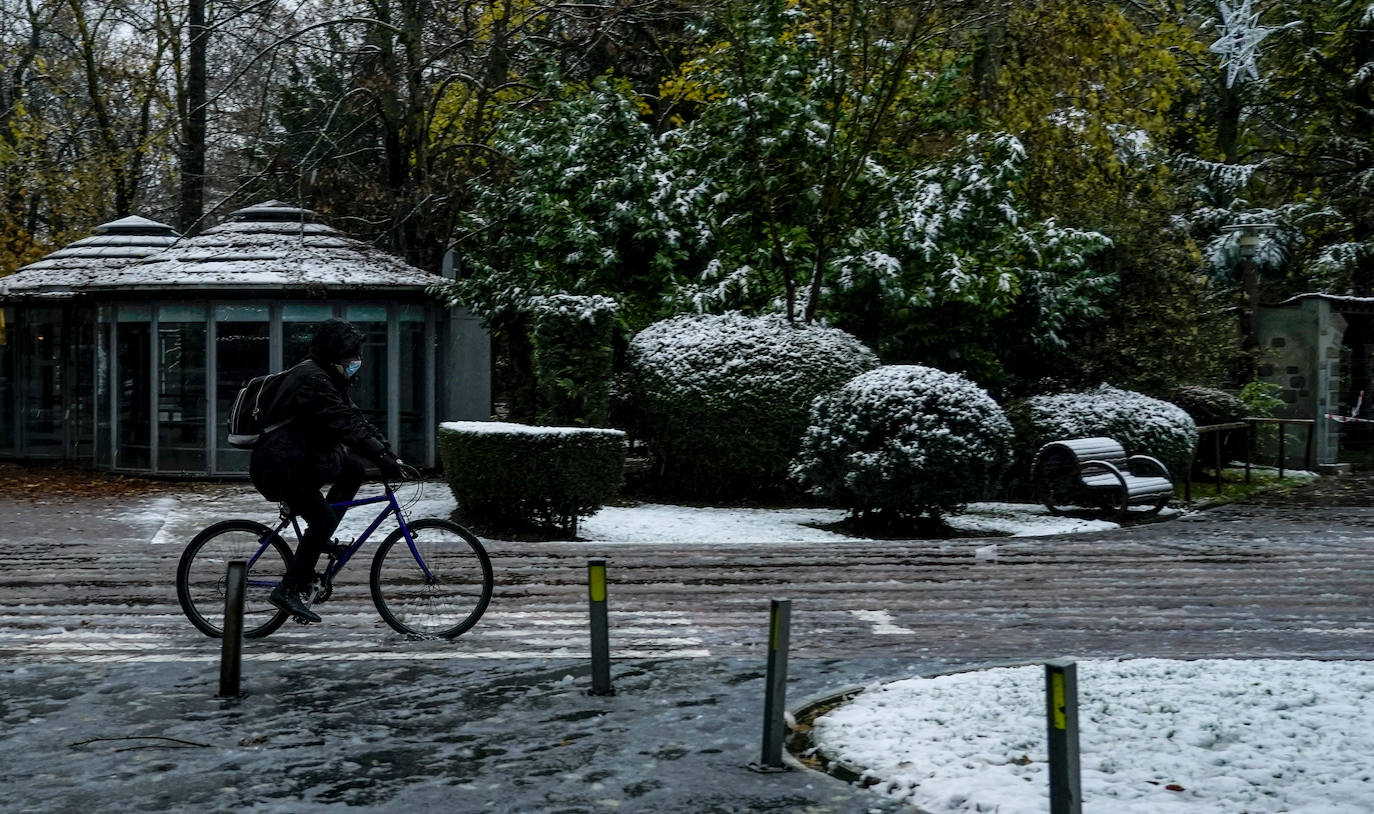 Fotos: La nieve complica el domingo en Vitoria y Álava