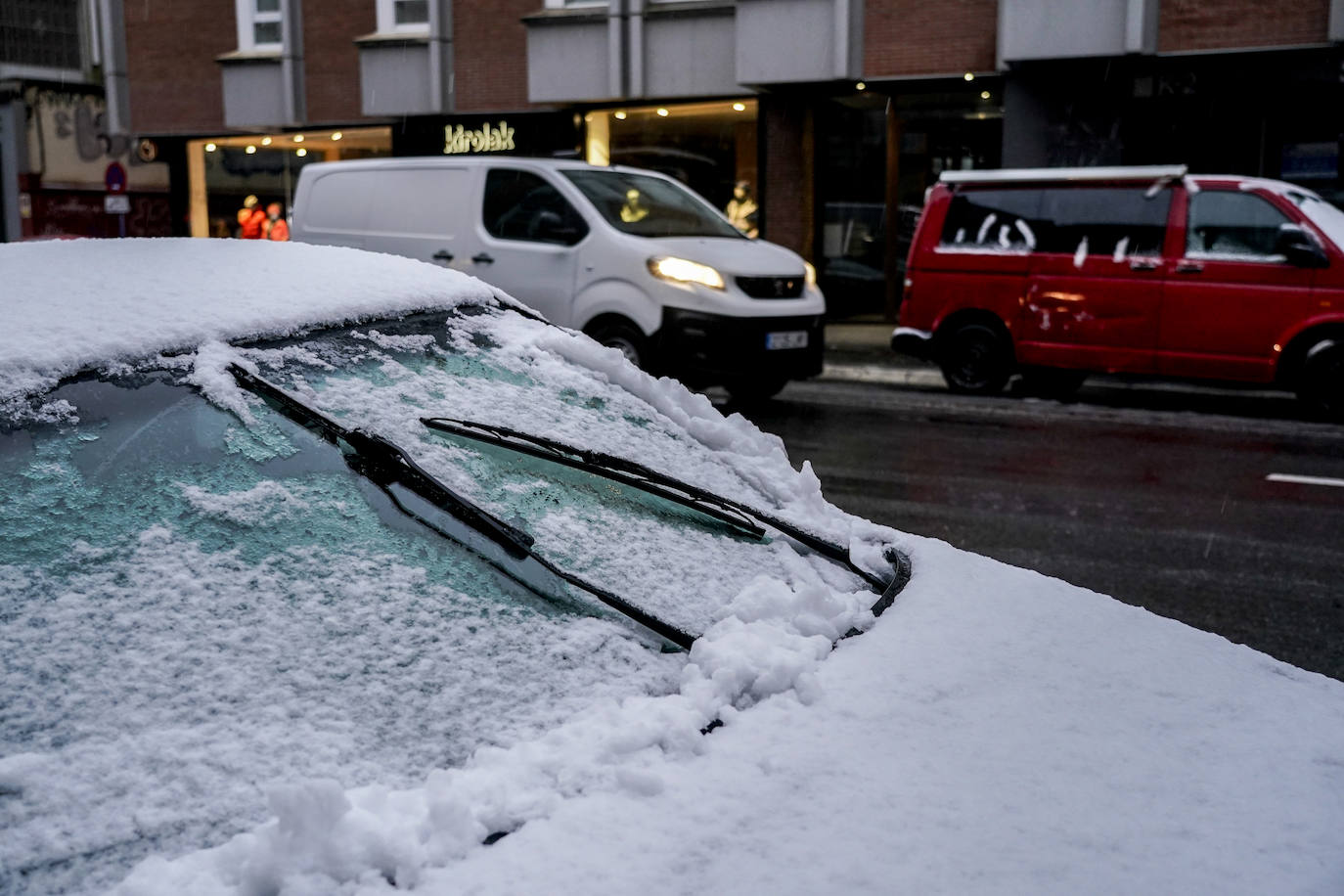 Fotos: La nieve complica el domingo en Vitoria y Álava