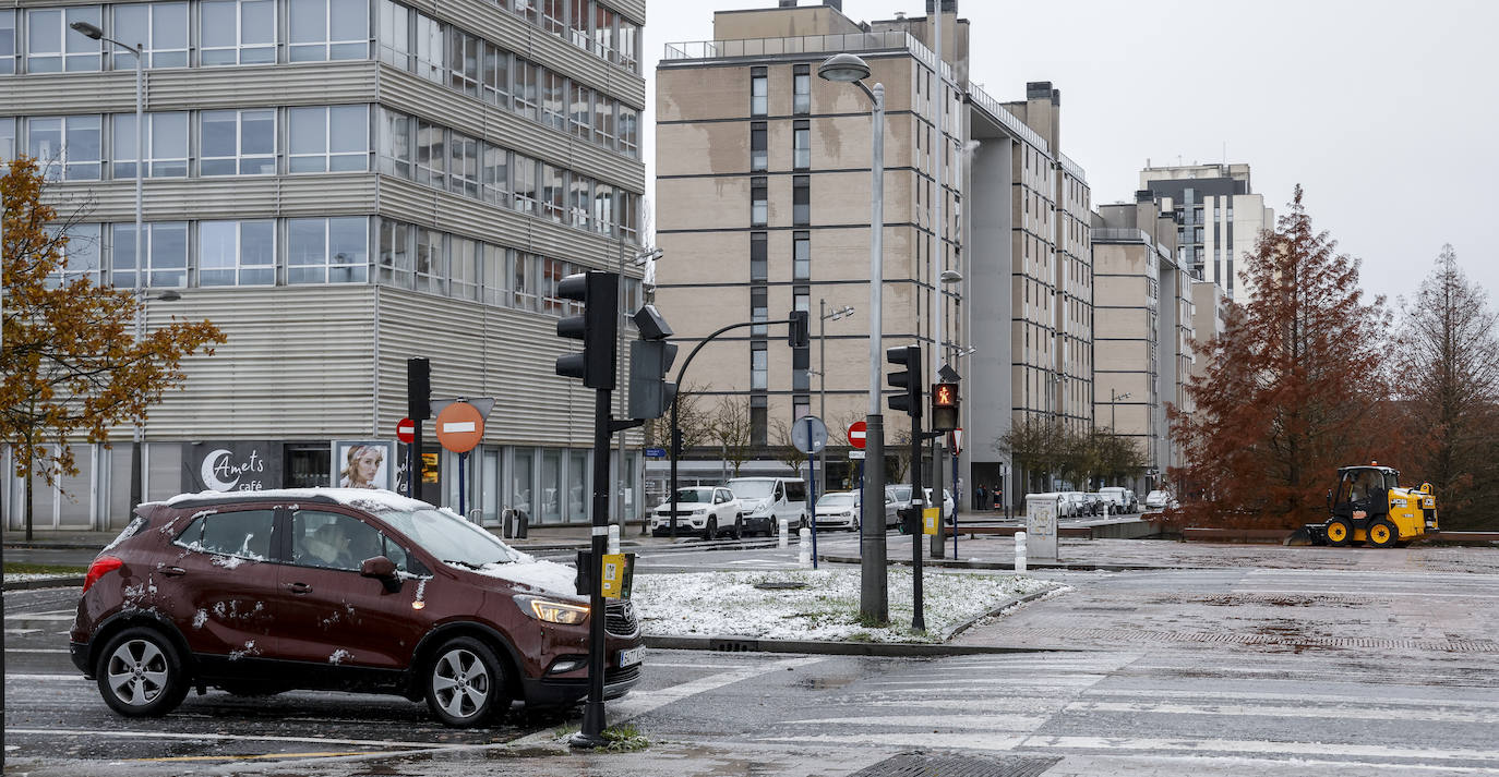 Fotos: La nieve complica el domingo en Vitoria y Álava