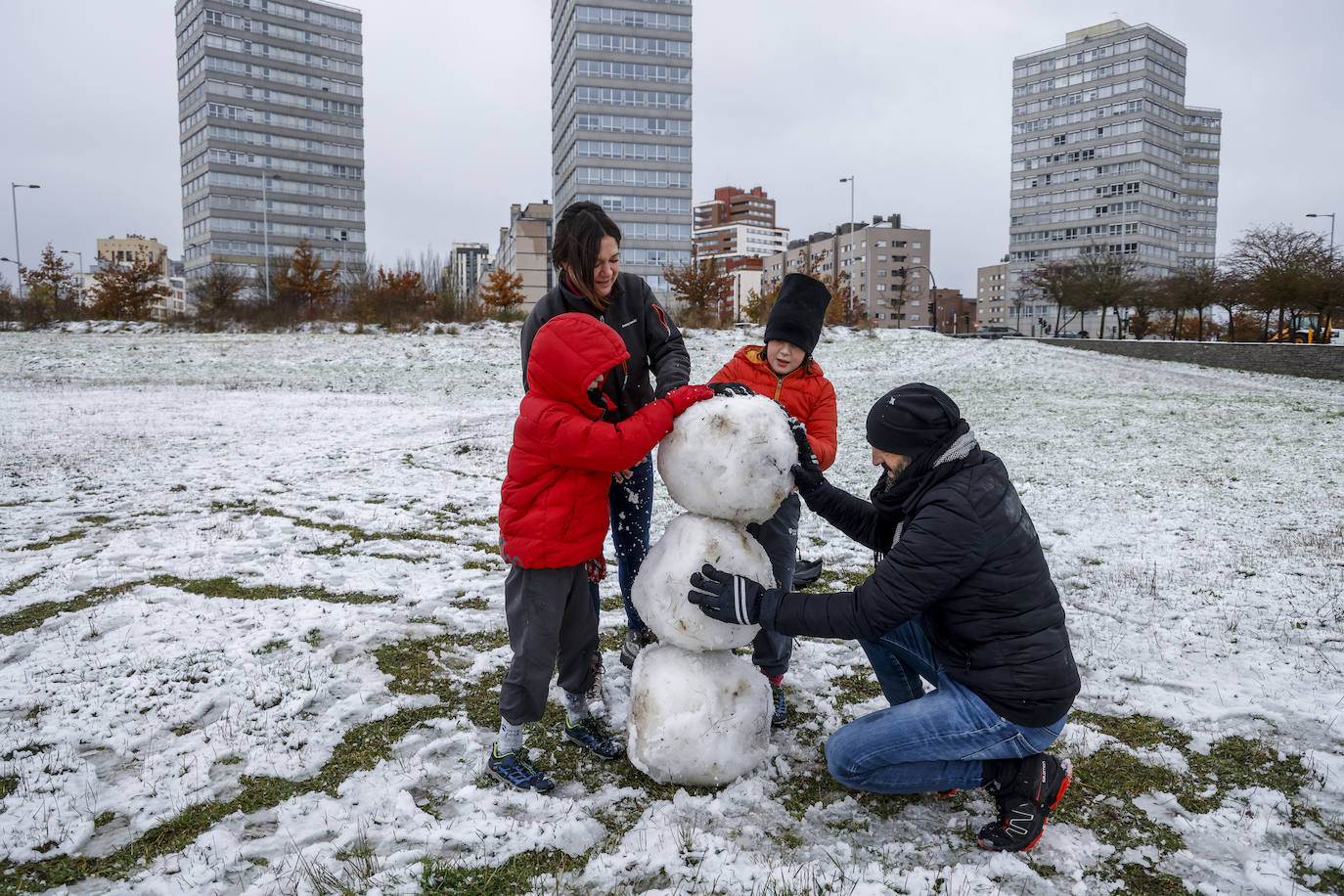 Fotos: La nieve complica el domingo en Vitoria y Álava