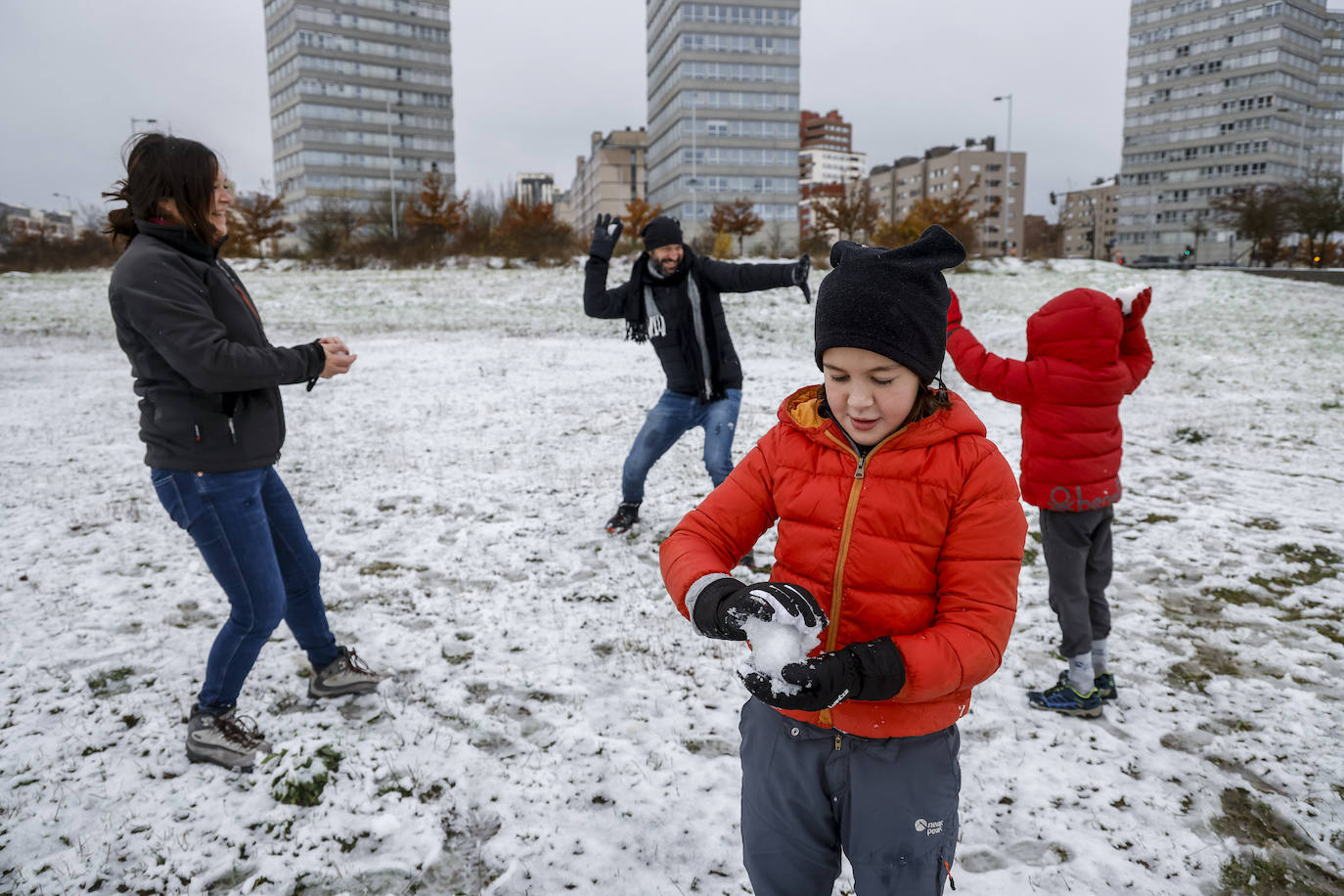 Fotos: La nieve complica el domingo en Vitoria y Álava