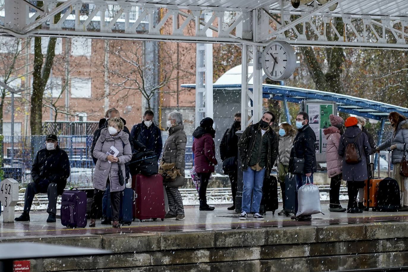 Fotos: La nieve complica el domingo en Vitoria y Álava