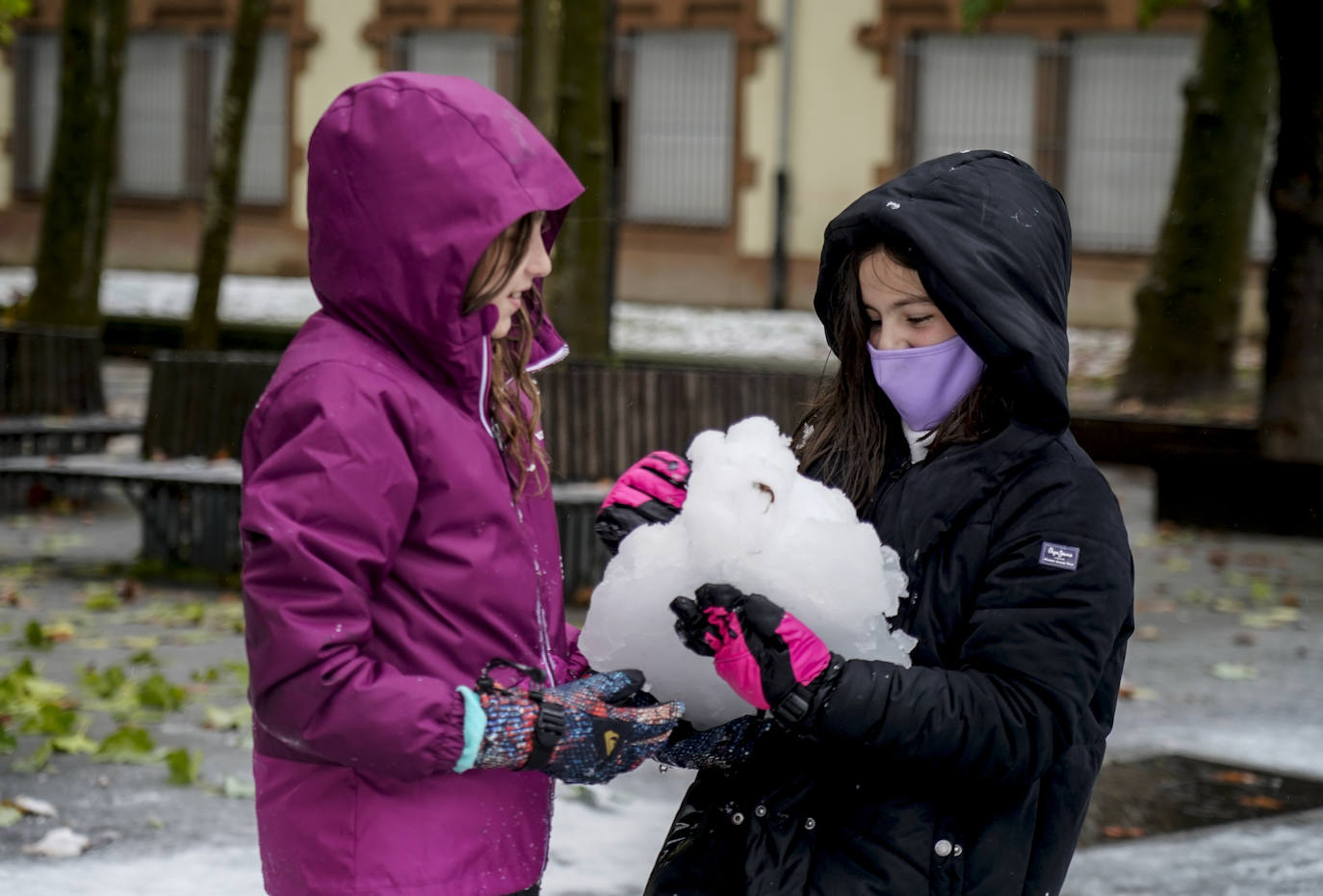 Fotos: La nieve complica el domingo en Vitoria y Álava