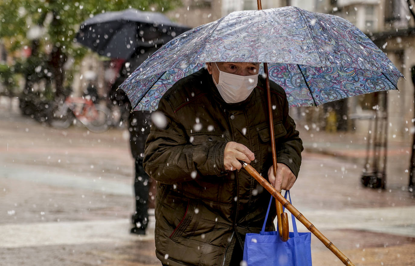 Fotos: La nieve complica el domingo en Vitoria y Álava