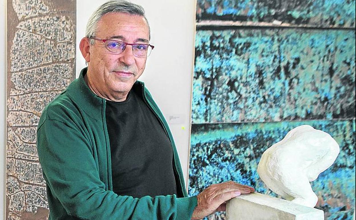 José Cos, con una de sus esculturas en Espazioa.