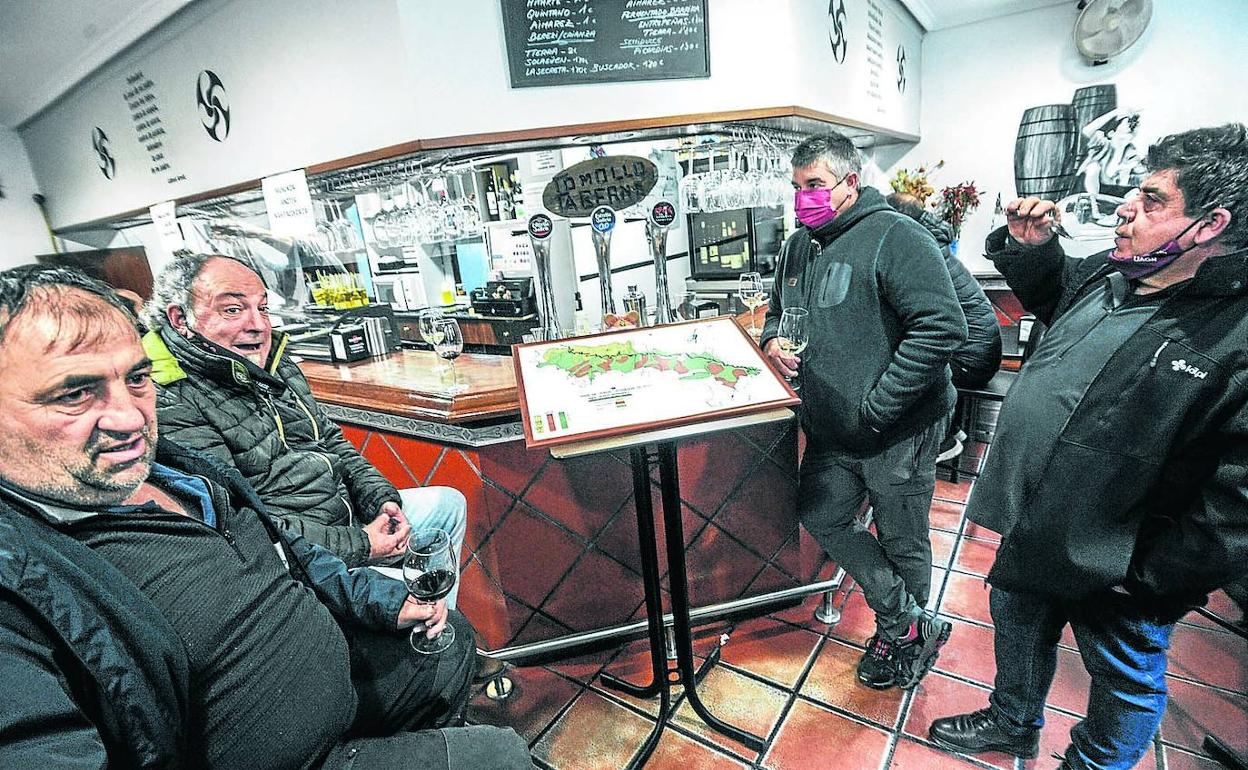 Félix Ramírez, Pablo Ruiz de Oña y Julián Cárcamo comparten una ronda en el bar Vanerik de Labastida. 