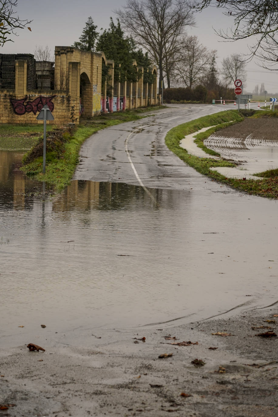 Fotos: El deshielo y las balsas de agua cortan carreteras en Álava y dejan sin colegio a niños de Valdegovía