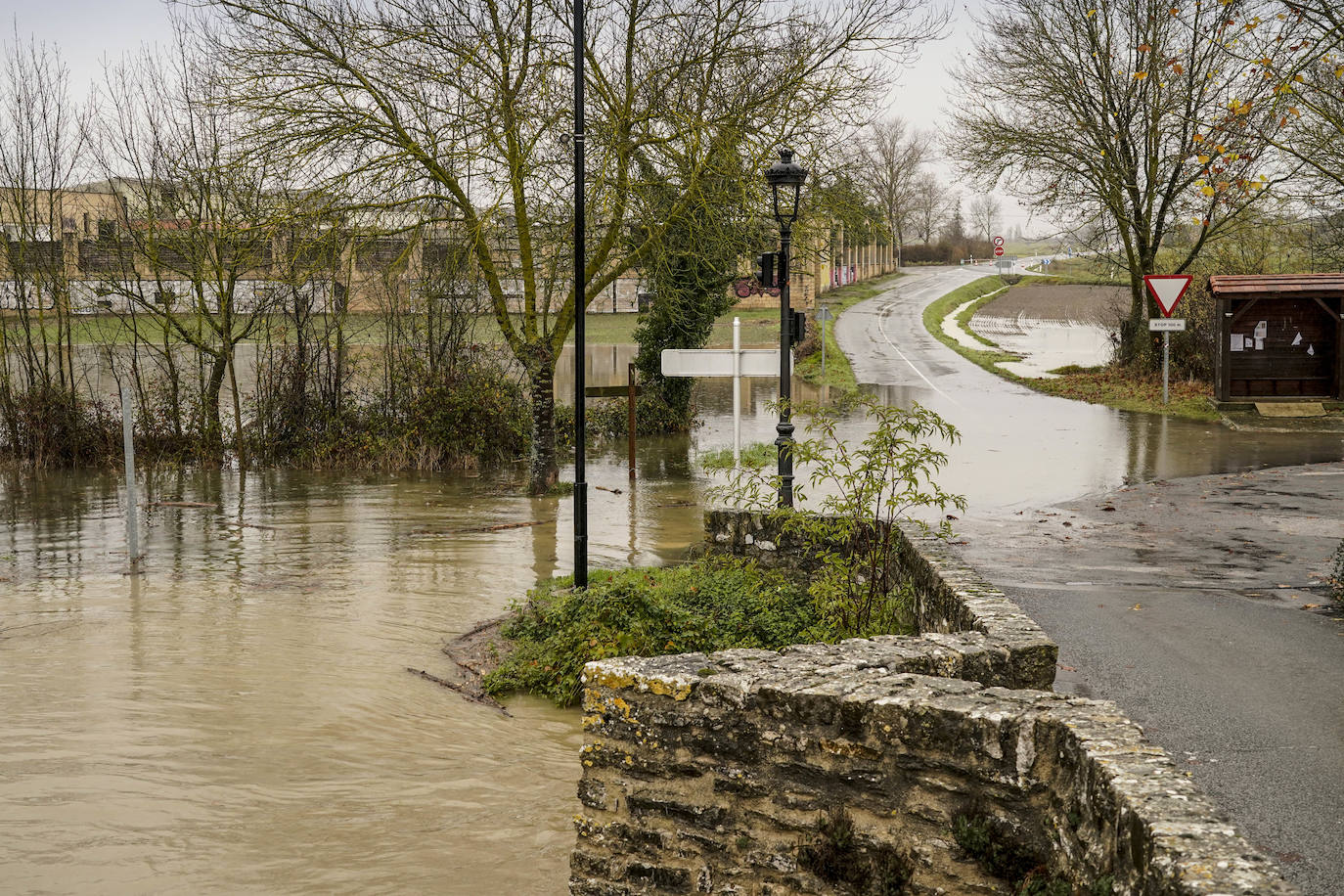 Fotos: El deshielo y las balsas de agua cortan carreteras en Álava y dejan sin colegio a niños de Valdegovía