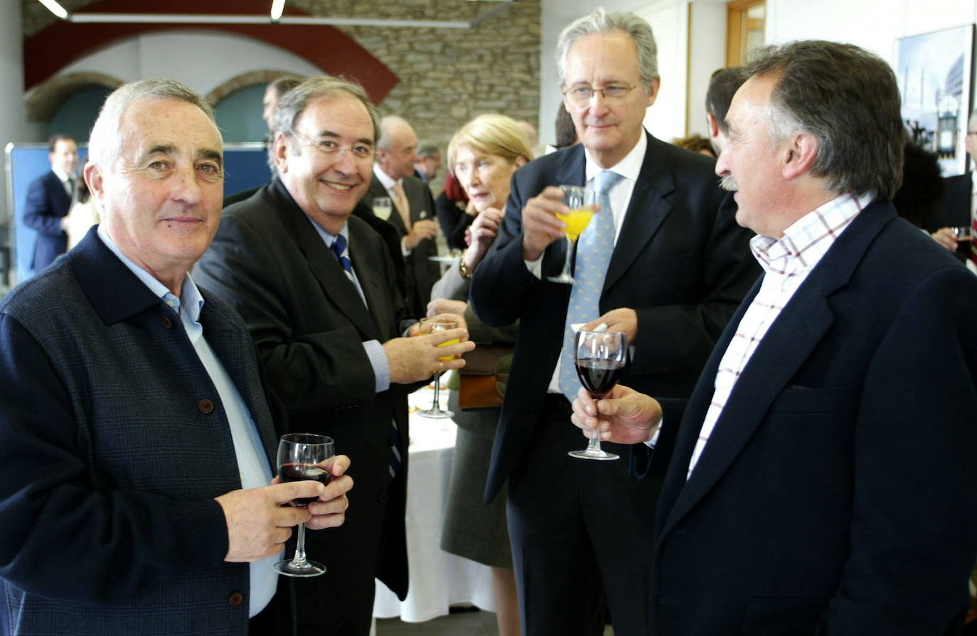 Emilio Ipinza, Iñaki Añua, José María Oyarzabal y el patriarca de los Fiestras en la presentación del auditorio de la Senda en 2003.