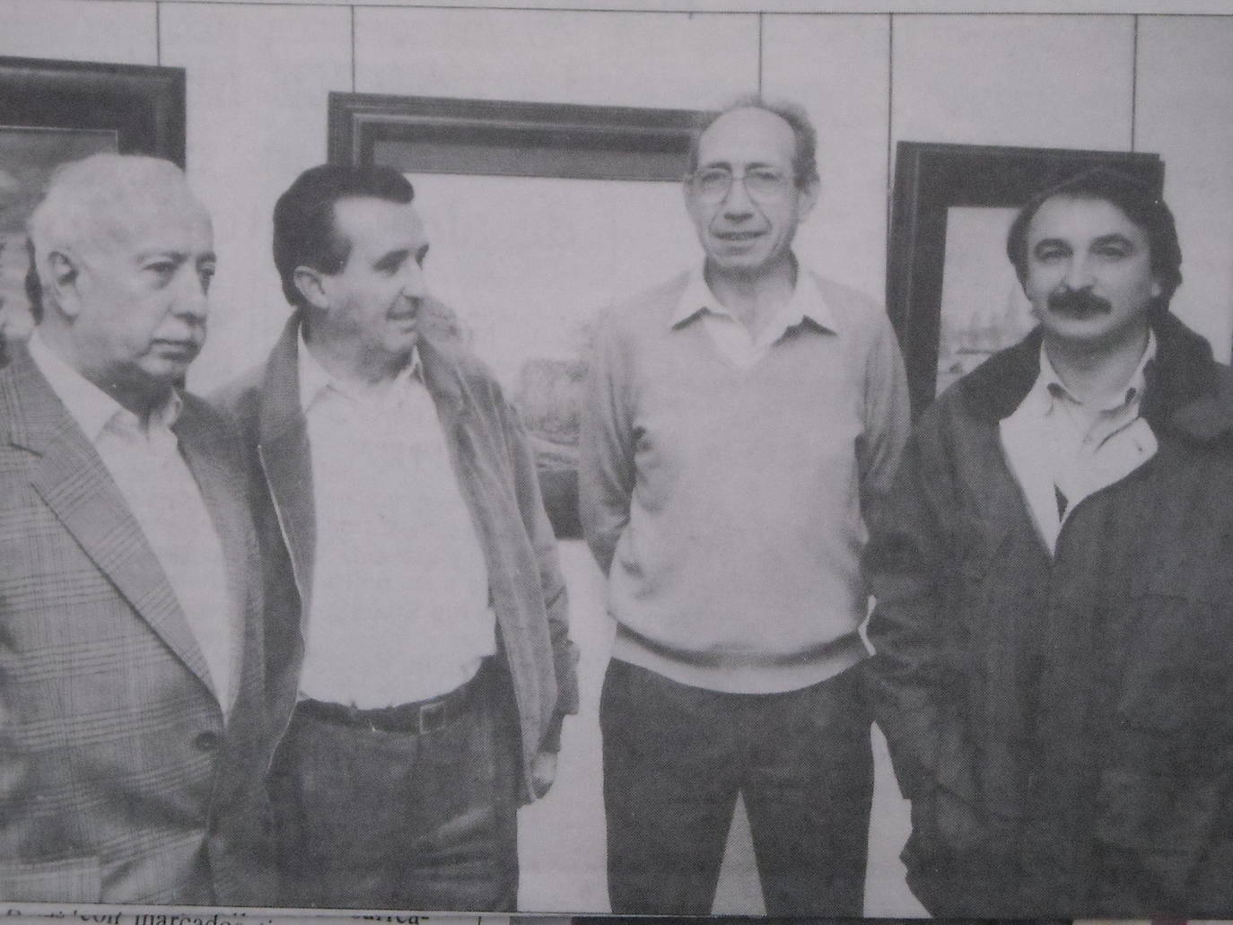 Los pintores Carmelo Basterra, Antonio Olloqui y Ramón Campo Cortázar con José Antonio Fiestras en la galería Artelarre.