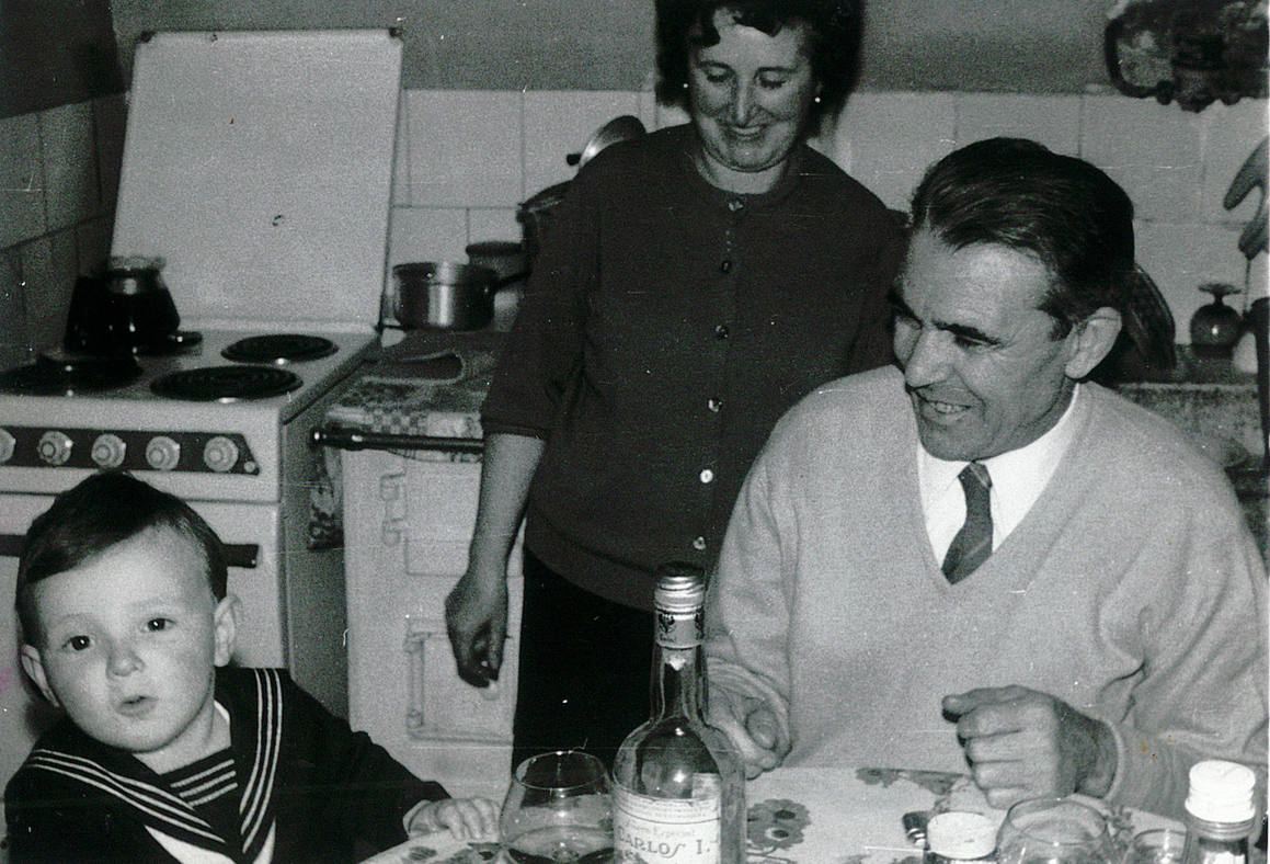 Los padres de José Antonio, Angelita y Antonio, junto al pequeño Joseba en la cocina.