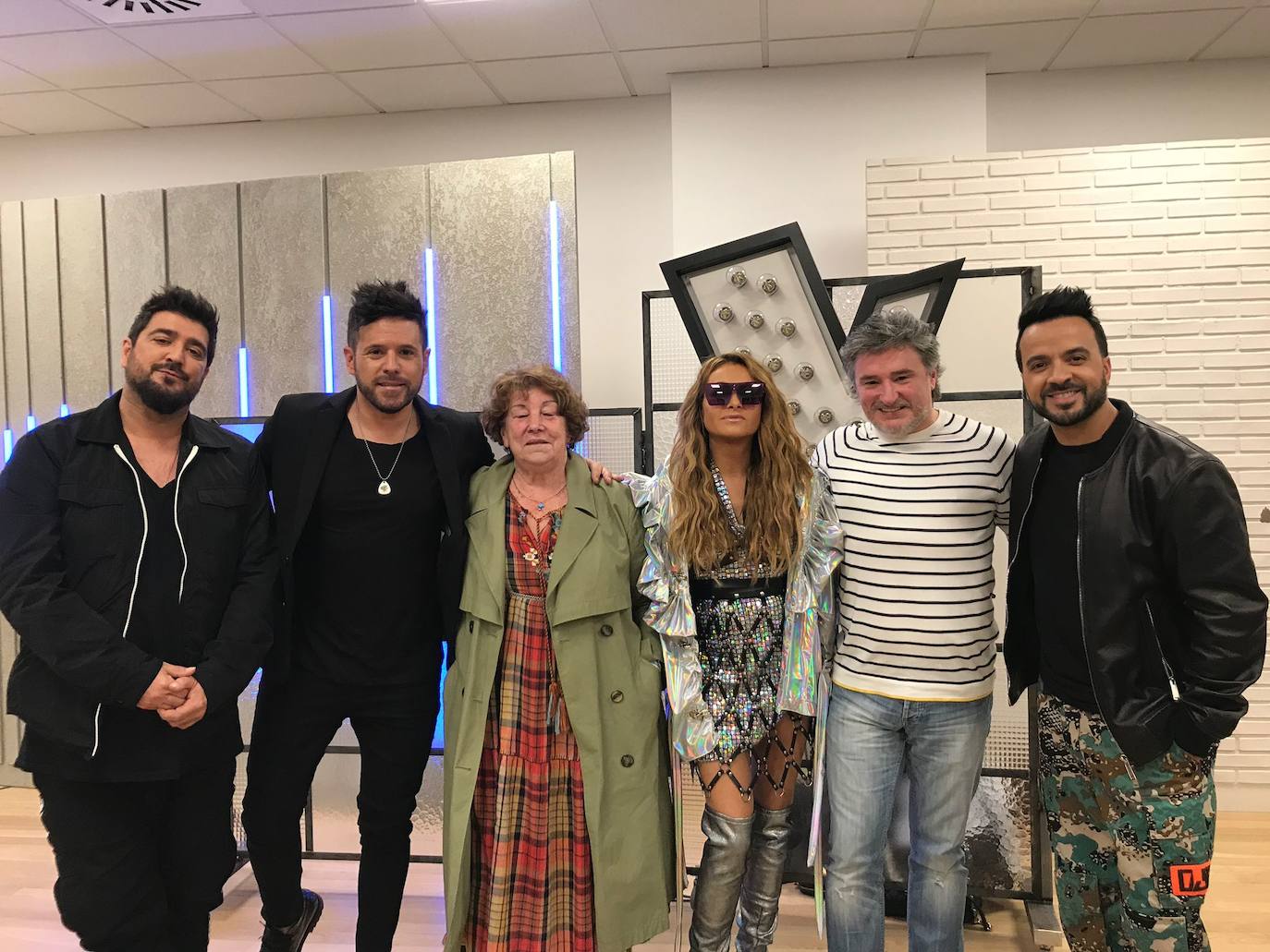 Miren y Joseba junto a los cantantes y estrellas de 'La voz' Antonio Orozco, Pablo López, Paulina Rubio y Luis Fonsi.