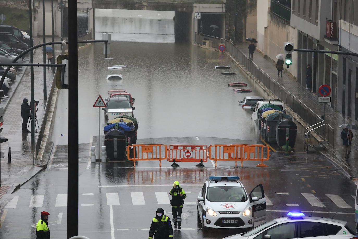 Coches cubiertos por el agua en Zorroza tras el desbordamiento del río Cadagua.