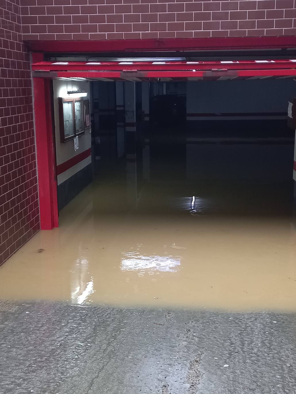 Un garaje inundado en Basauri.