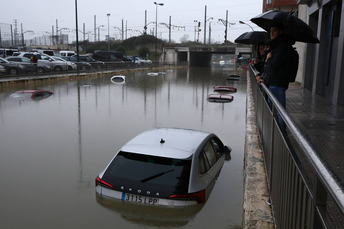 Coches cubiertos por el agua en Zorroza tras el desbordamiento del río Cadagua.