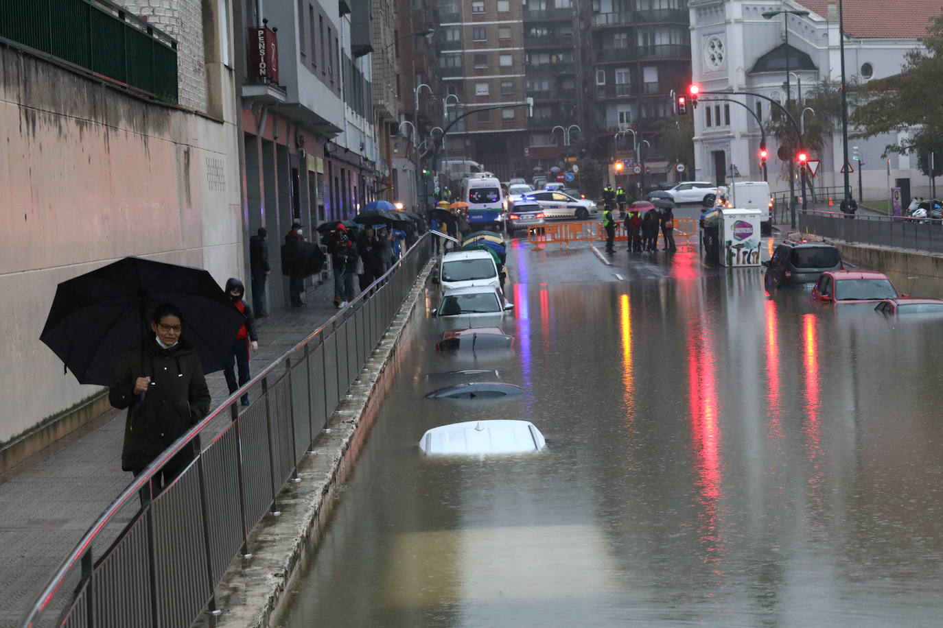 Coches cubiertos por el agua en Zorroza tras el desbordamiento del río Cadagua.