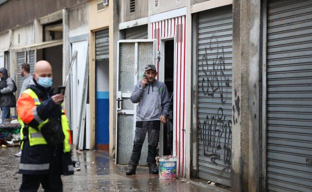 «Hoy no podemos trabajar, tenemos todo el material inundado»