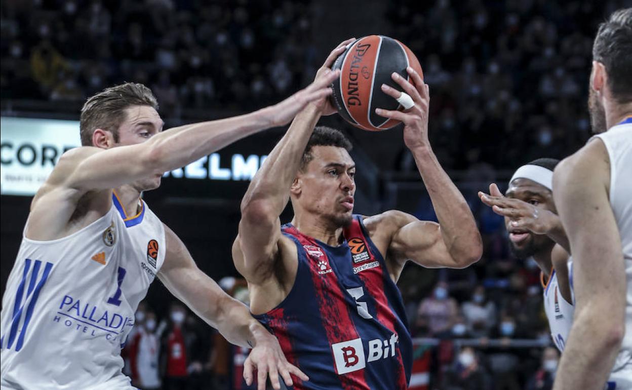 Baldwin, rodeado por tres rivales en el choque ante el Madrid.