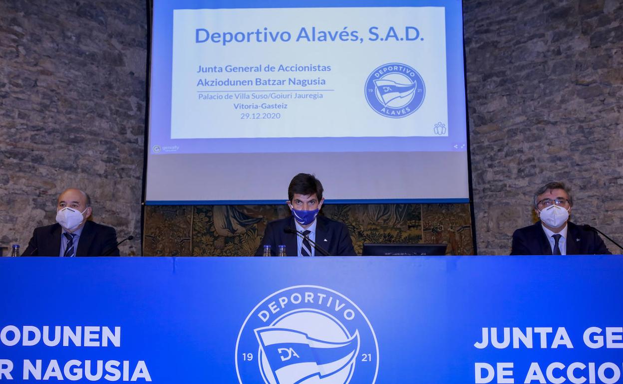 Mendi, Trocóniz y Vázquez, en la junta de accionistas del año pasado. 