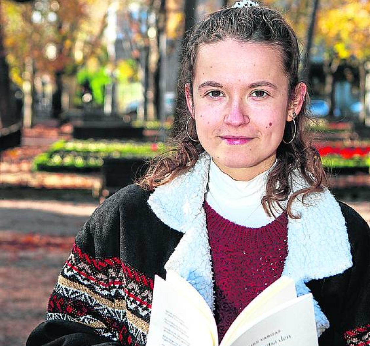 Leire Vargas idazlea, 'Dena ametsa den irudipena' liburuarekin.