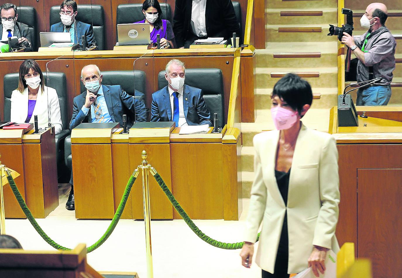 Maddalen Iriarte se dirige hacia su escaño tras intervenir en el pleno del Parlamento. 