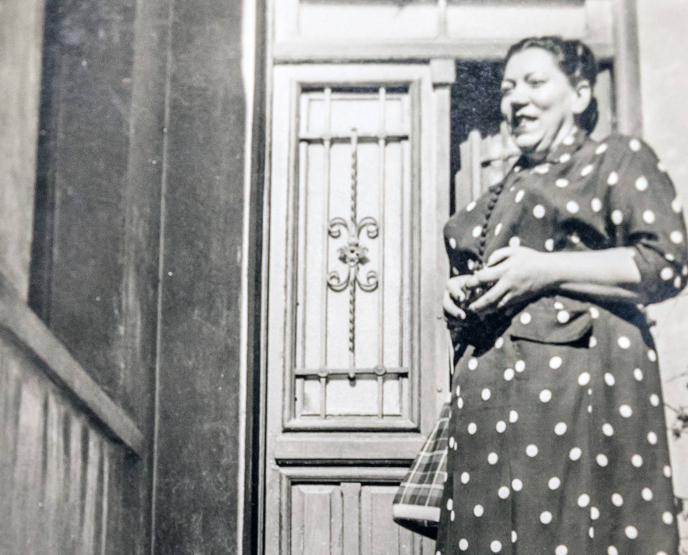 Magdalena Campo, en la puerta de su casa, situada en la Avenida de Estíbaliz. 