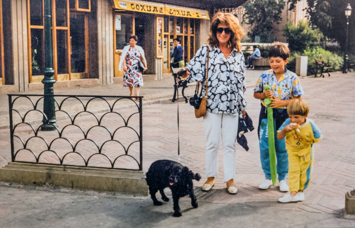 Roberto (de amarillo) y Manuel, junto a su madre, Julia Barajuen y su perro Doggy.