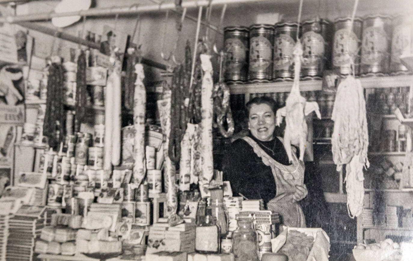 Magdalena Campo abrió una pollería en el antiguo mercado de Fueros. Su puesto continúa abierto en el mercado de Abastos, con su hijo y su nieto al mando.