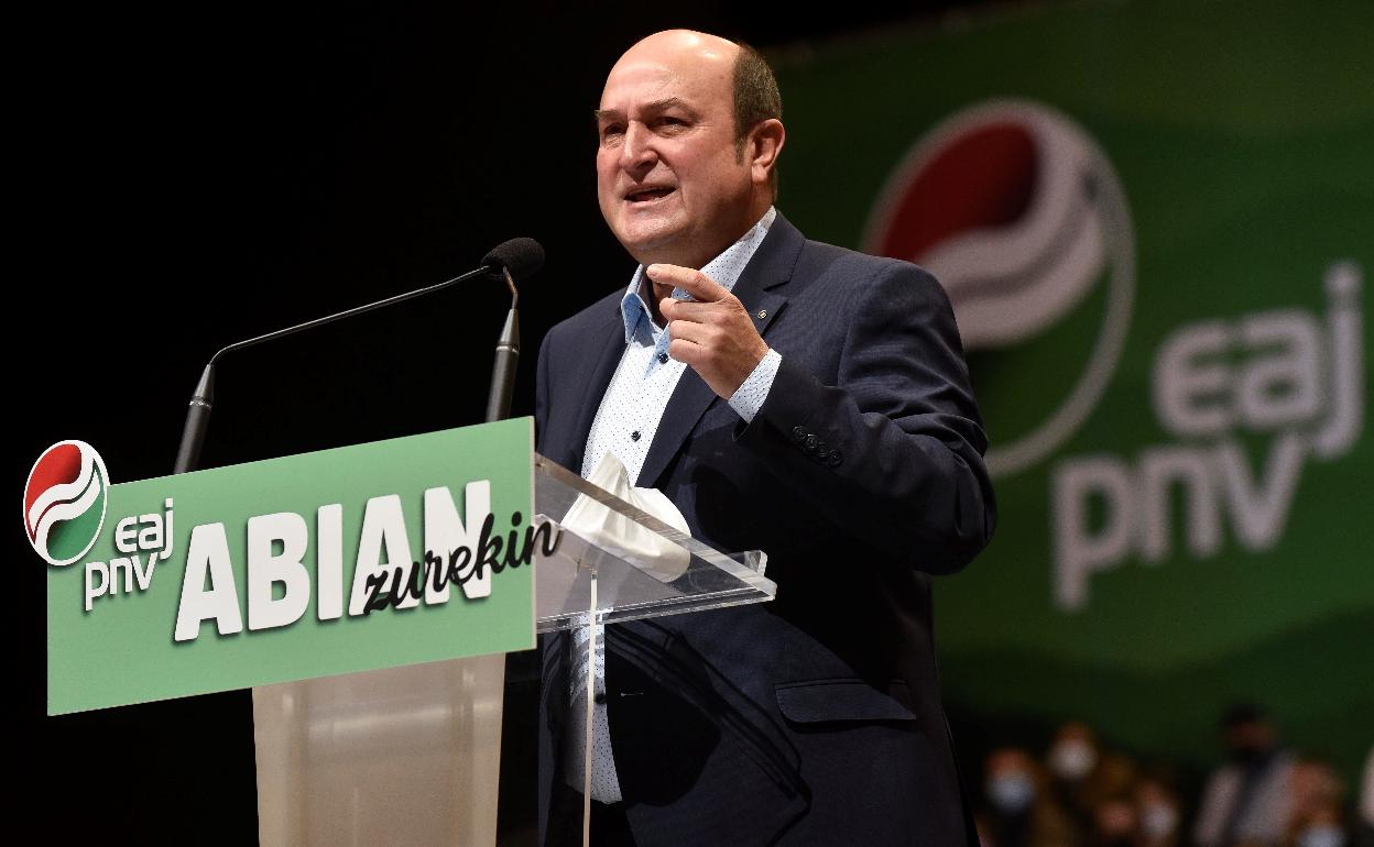 Andoni Ortuzar interviene en la última Asamblea Nacional del PNV celebrada el domingo en Barakaldo.