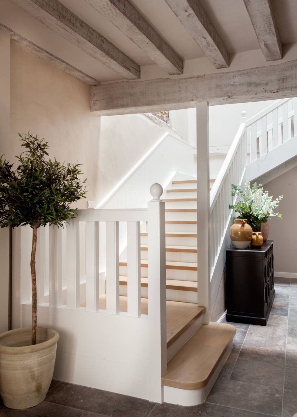 Fotos: La sorprendente reforma de una casa del siglo XVIII en Bizkaia: con patio interior y ático independiente