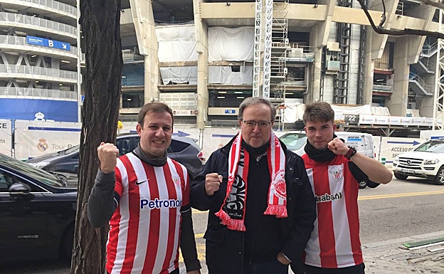 Francisco González, Julián Olivares y su hijo Julián hoy ante el Santiago Bernabéu.