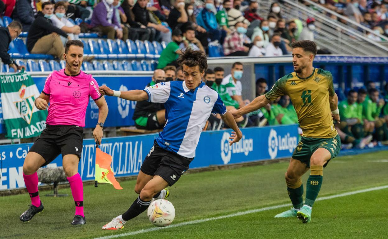 Pellistri deja atrás al bético Álex Moreno. 